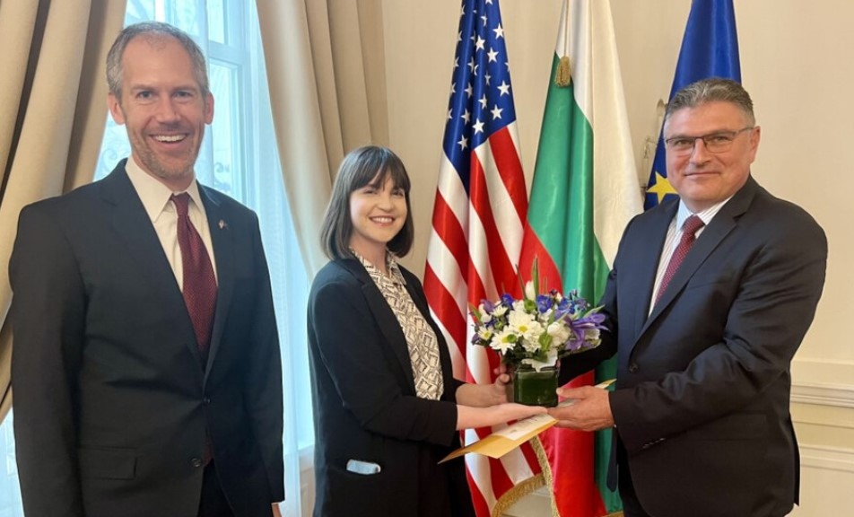 По инициатива на Държавния департамент на САЩ служители от отдела