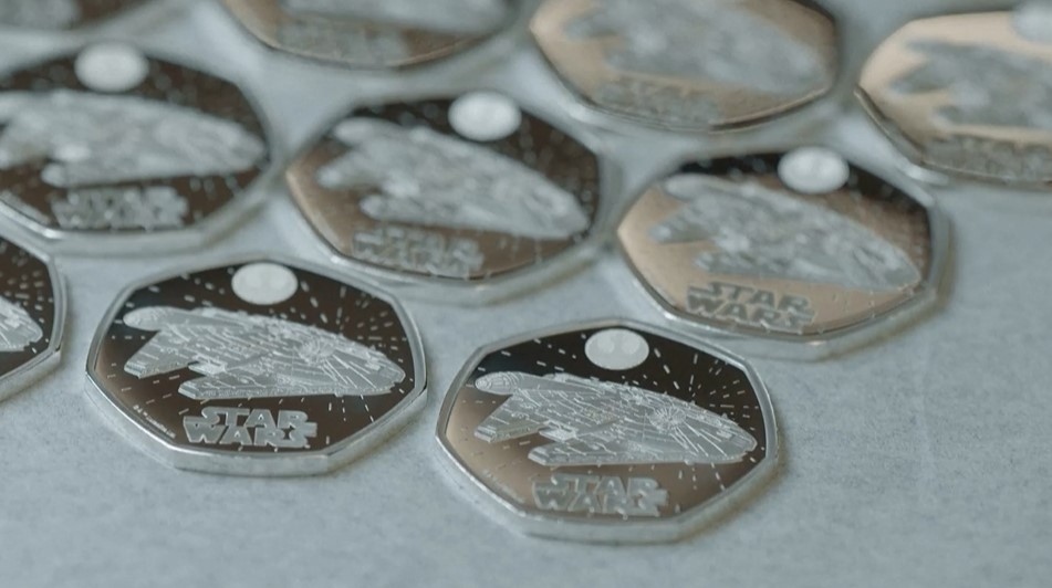 Легендарният космически кораб Хилядолетният сокол ще бъде увековечен върху монета