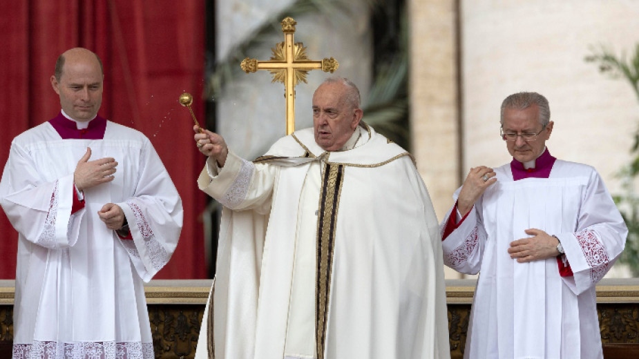 Папа Франциск ръководи Великденската литургия на площад Св Петър в Рим