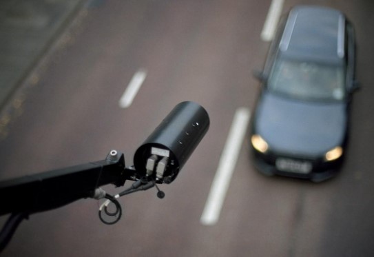 Крайпътните табла които отчитат скоростта със зелени или червени цифри