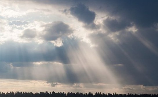 Днес през страната преминава студен атмосферен фронт Вятърът вече започна