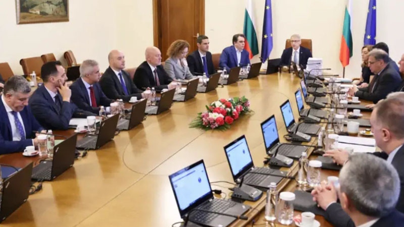 В последния месец от управлението си редовният кабинет мобилизира всички