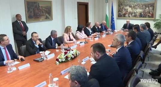 Номинираният за служебен премиер Димитър Главчев представи пред президента Румен