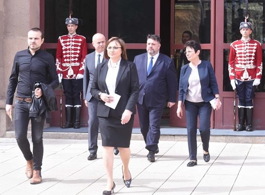 Целта на тези консултации е всички партии под една или