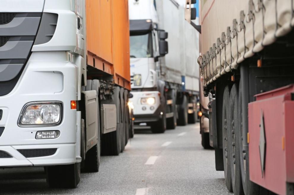 Трафикът е интензивен за товарни автомобили на изход на част