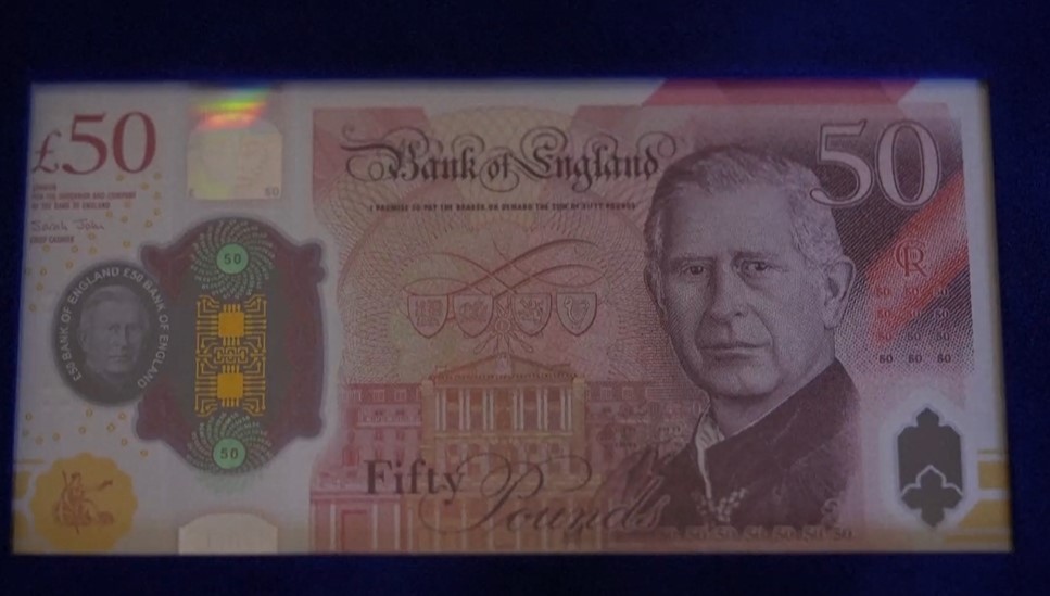 Представиха на крал Чарлз III новите банкноти с лика му.