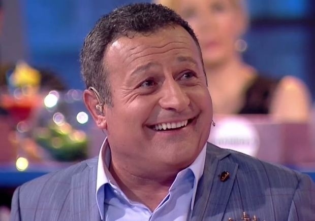 Водещият на Като две капки вода Димитър Рачков повдигна с