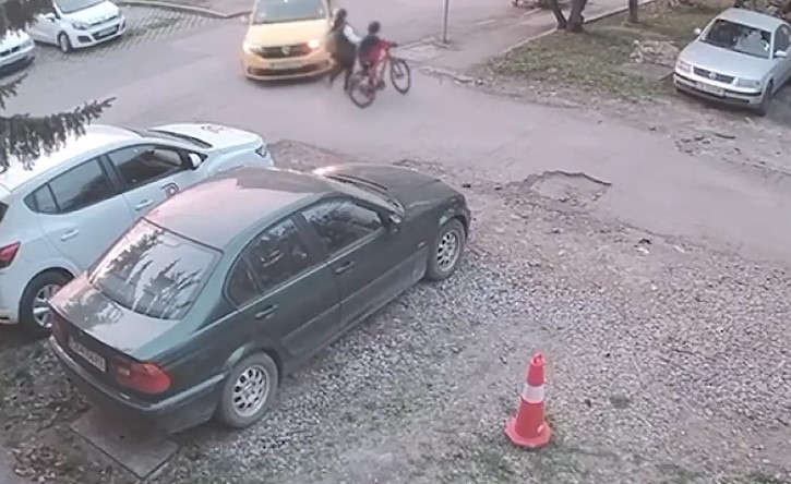 Установен е таксиметровият шофьор който едва не прегази майка и