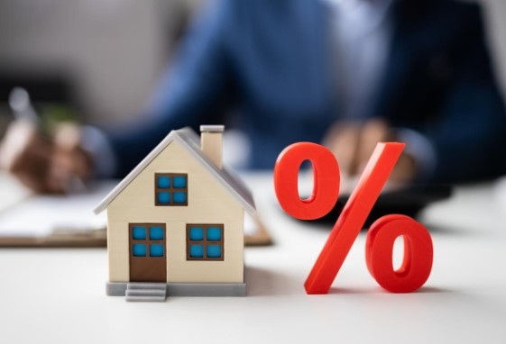 Постепенното покачване на лихвите по банковите заеми у нас вече