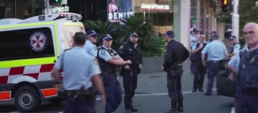 Множество намушкани хора и стрелба има в търговски център в Сидни,