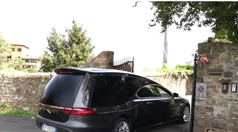 Подготовката за погребението на  вече е в ход съобщава агенция Ройтерс Катафалката