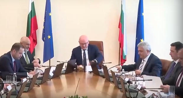 Българското правителство следи с повишено внимание ситуацията и е в