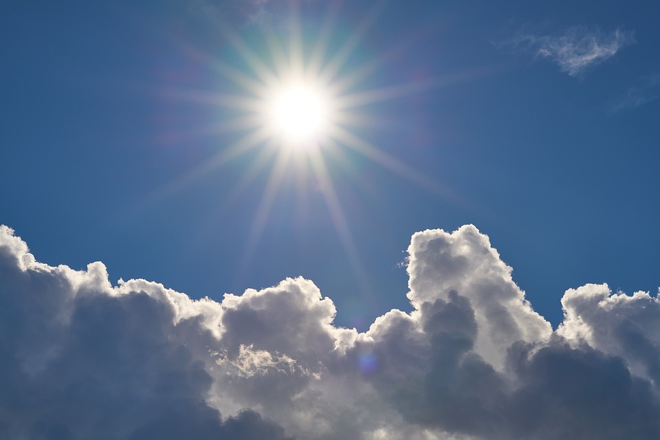 Днес ще бъде слънчево с разкъсана висока облачност Вятърът от