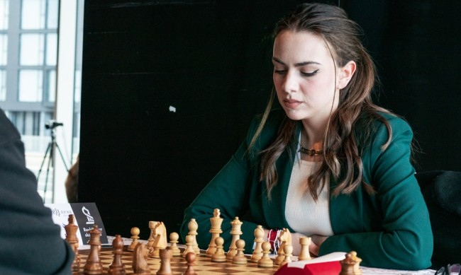 Нургюл Салимова направи реми с черните фигури с китайката Лей