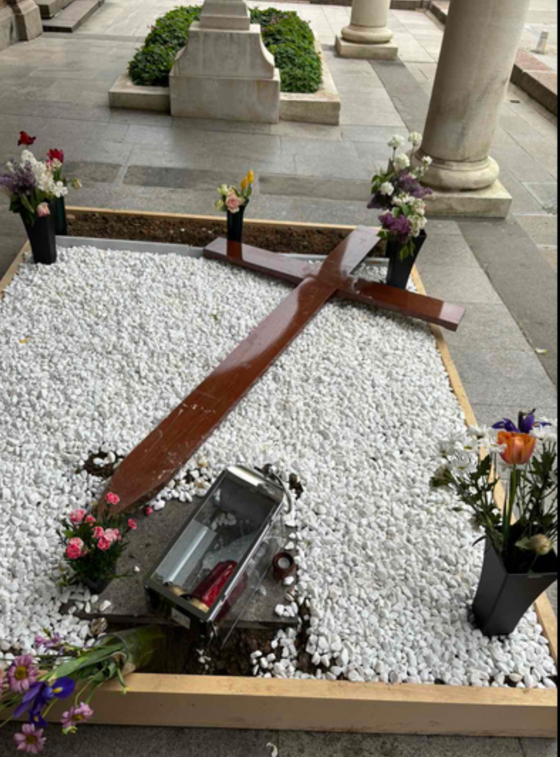 Неизвестни лица са поругали и осквернили гроба на Българския патриарх и