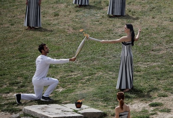 Олимпийският огън за Игрите в Париж беше запален във вторник