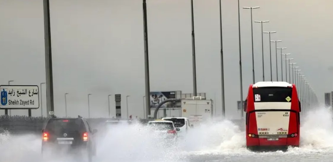 Сериозни наводнения в Дубай след продължили близо две денонощия проливни
