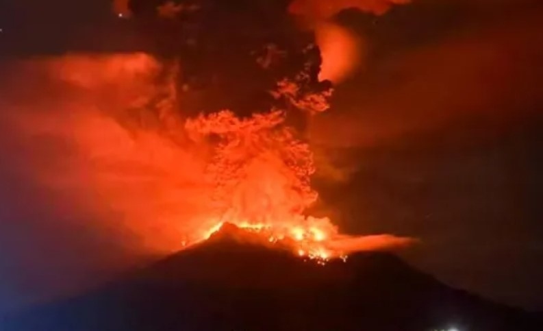 Вулкан изригна в Индонезия, има пострадали