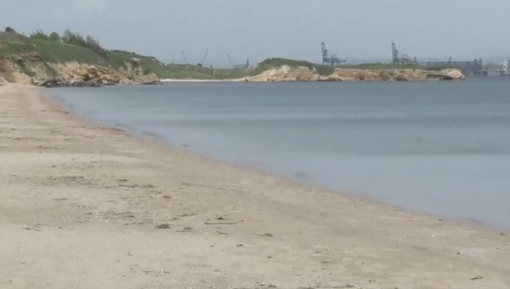 Месец преди началото на летния сезон десетки плажове по Южното