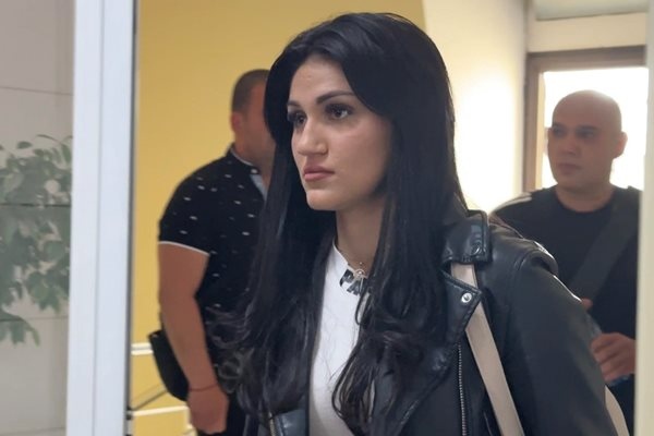 За разлика от предишните заседания когато 18 годишната Дебора Михайлова запази