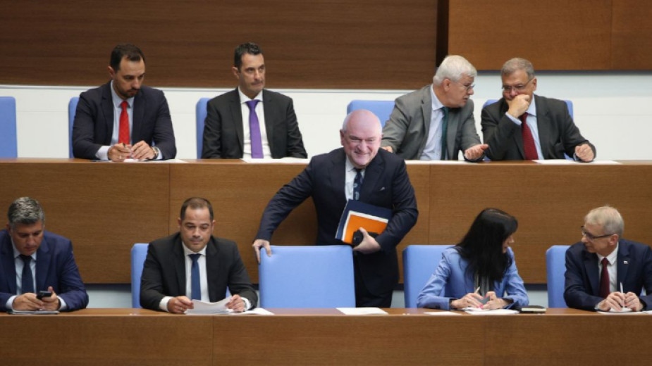 Вотът на недоверие към служебно правителство нарушава практиката на Конституционния