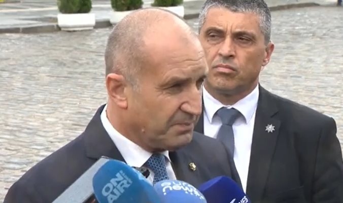 Двама министри се освобождават само седмица след клетвата служебния кабинет