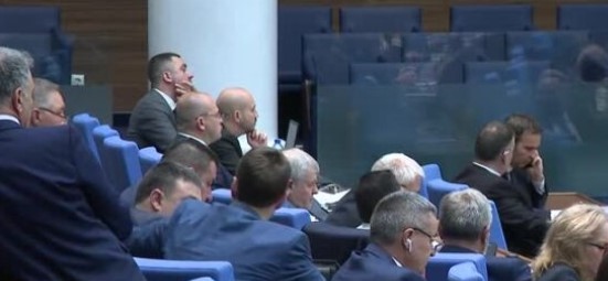 Депутатите ударно промениха своя правилник с решение да бъдат във