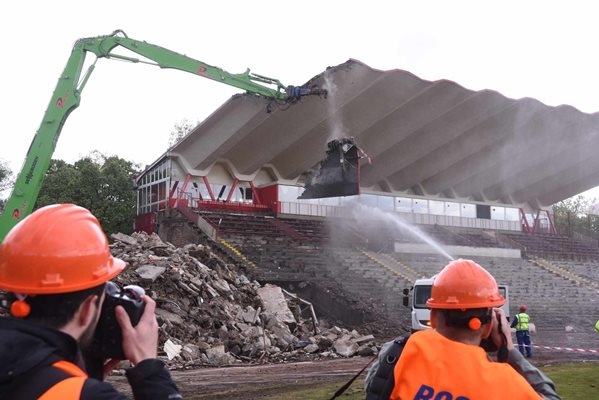 С  фина операция по събаряне на козирката продължи събарянето на стадион