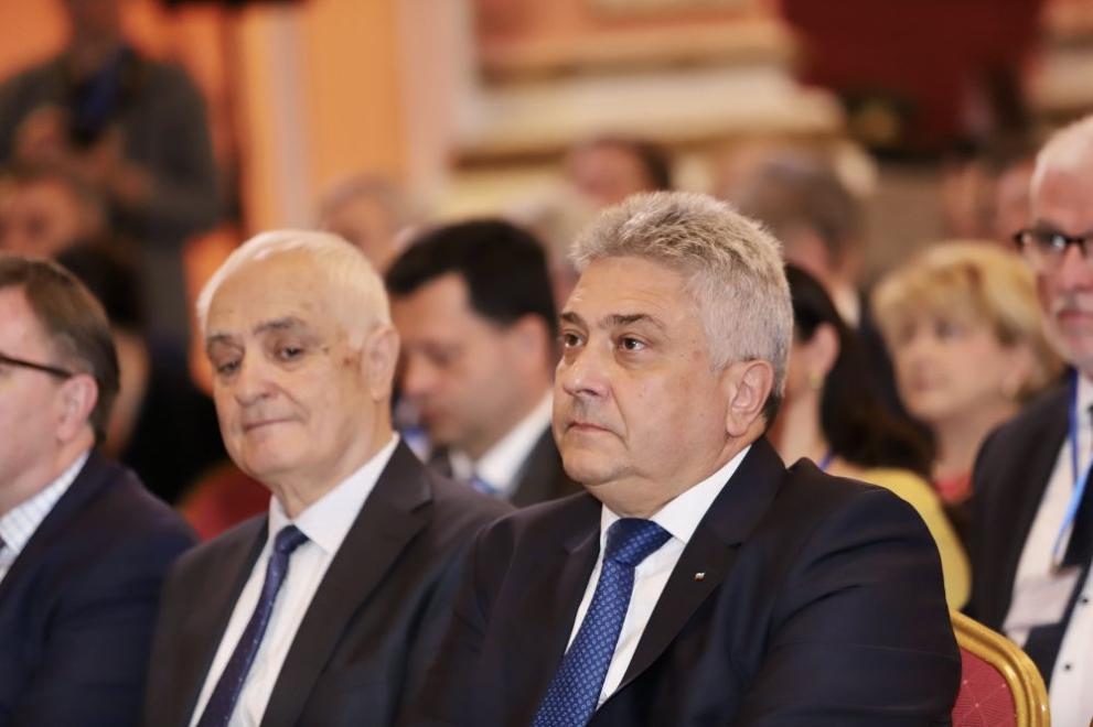 Оставам министър докато има указ на президента Това заяви служебния министър