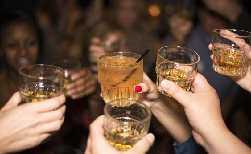 Широкоразпространената употреба на алкохол и електронни цигари сред подрастващите е