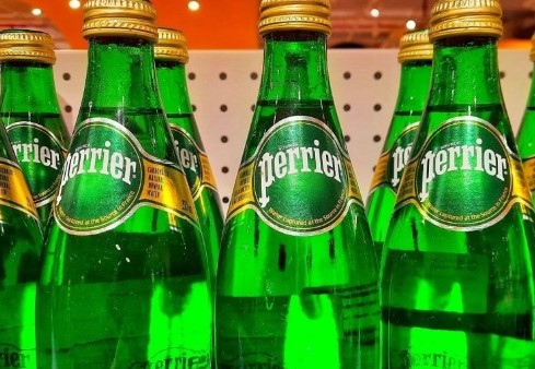 Снимка: Унищожават милиони бутилки вода Perrier заради бактерии