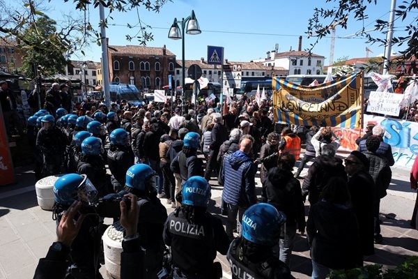 Снимка: Сблъсъци между полицията и протестиращи срещу туристическата такса във Венеция