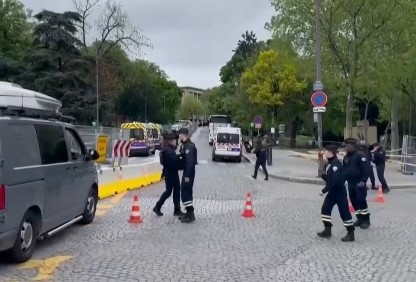 Френски кметове въвеждат вечерен час за непълнолетни Причината през