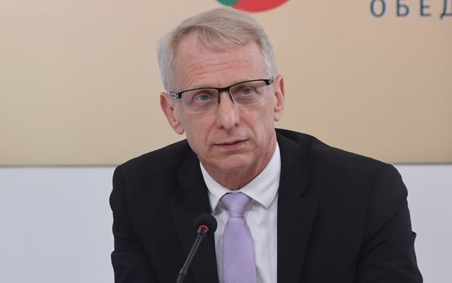 Докато служби и прокуратура занимават хората с пудели представители на