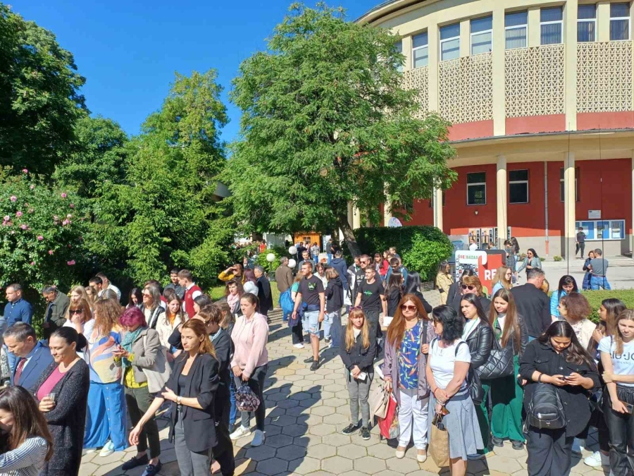 Стотици в УХТ за Деня на отворените врати и на ученическо състезание Млади изследователи