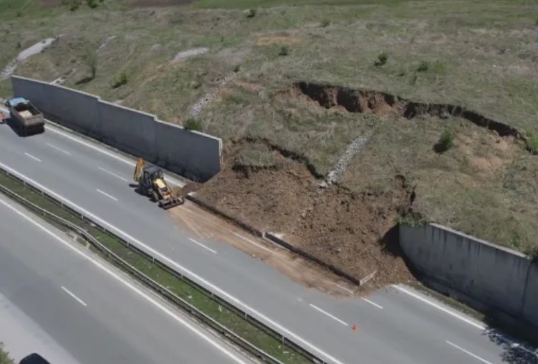 Подпорна стена на АМ Струма“ се срути върху пътното платно