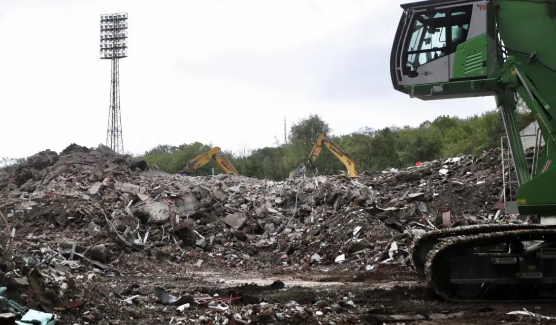 Стадион Българска армия вече е разрушен За събарянето на спортното
