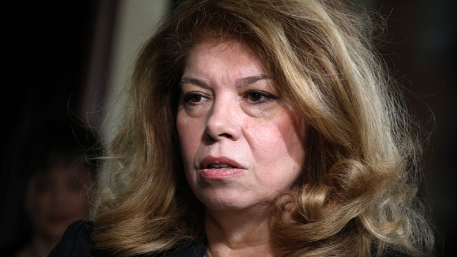 Вицепрезидентът Илияна Йотова заяви пред журналисти в Първомай че е