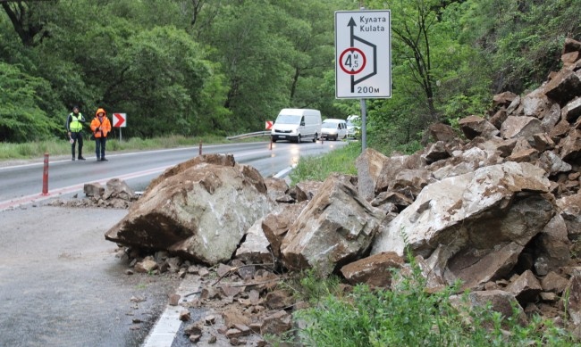 Срутване на скали затвори лентата в посока Кресна на Е 79