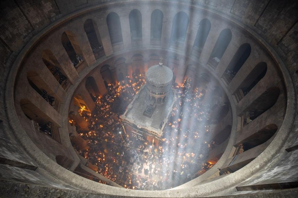 Благодатният огън слeзe в Йерусалим в църквата на Божи гроб