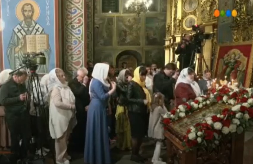 Стотици вярващи отбелязаха Възкресение Христово и в Киев Те се