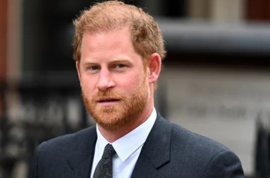 Принц Хари пристигна във Великобритания но няма да се срещне