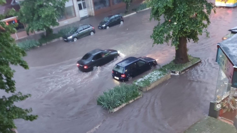 Градушка връхлетя Плевен минути преди 20 ч Градушката на места