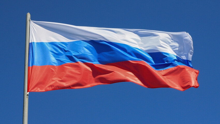 Руското знаме издигнато редом с българския трибагреник и флага на