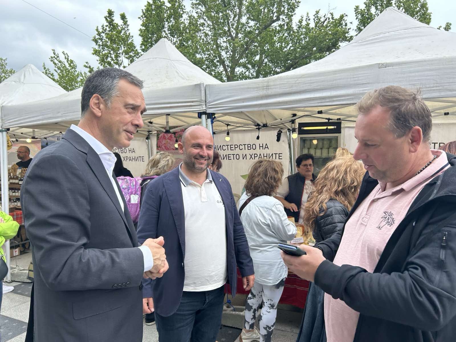 Кметът на Бургас Димитър Николов посети изложението на местни млечни