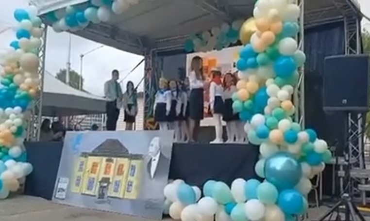 Невръстни деца са принудени да се правят на пионерчета и