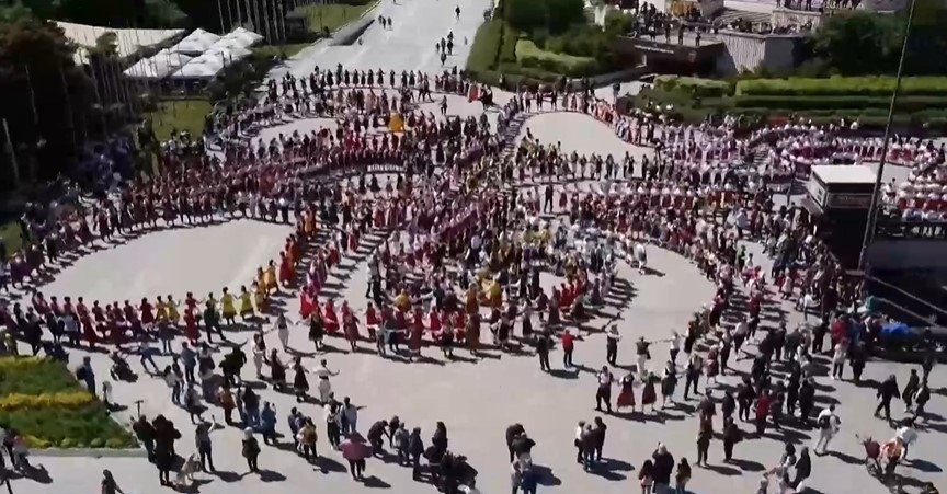 Пространството пред НДК се превърна в сцена за стотици танцьори