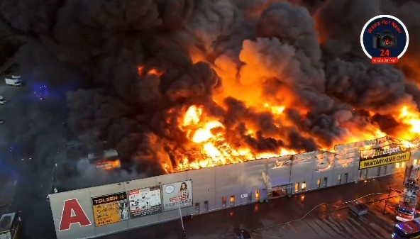 Пожар пламна в голям търговски център с 1400 магазина във