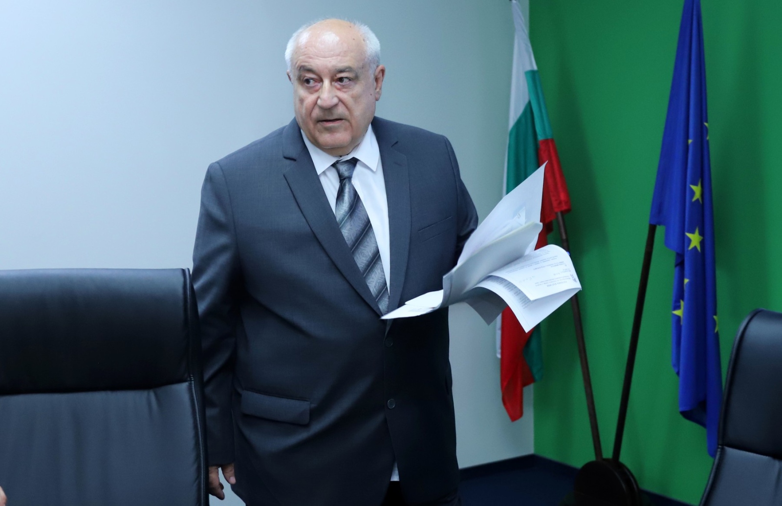 Изнудват с клип с нецензурно съдържание бившия министър на околната