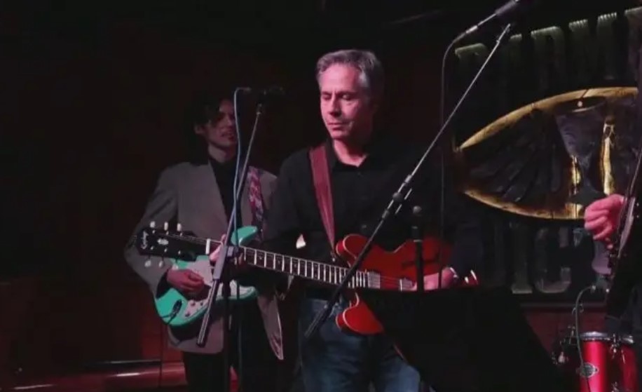 Държавният секретар на Съединените щати Антъни Блинкен свири на китара